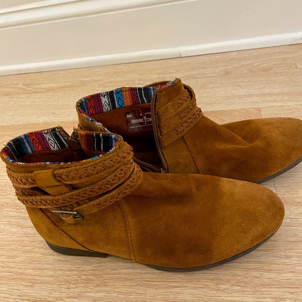 Minnetonka tan suede ankle boots with accent
